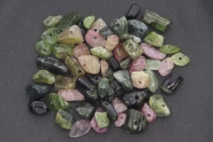 10 g (38,50 € */ 100 g) Turmalina verde colorido piedra preciosa astilla perforada para joyería - Imagen 1 de 1