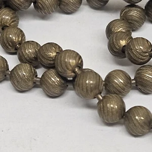 Collar de cuentas de latón texturizado en tono dorado de 28" de largo, mediados de siglo - Imagen 1 de 6