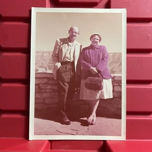 Fotografía de hombre y mujer posando cerca de acantilados 5 1/8 x 7 1/8 Kodak vintage 1957 - Imagen 1 de 2