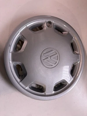 Крышка ступицы колеса 14 дюймов 1993-99 VOLKSWAGEN GOLF JETTA 61523 P/N 1HM 601 147 от оригинального производителя - Изображение 1 из 4