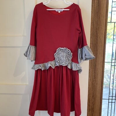 niñas persiguiendo luciérnagas rojo vestido de vacaciones con ribete gris talla grande Foto 1 de 4