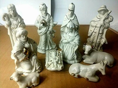 Belén de porcelana de 10 piezas con detalles dorados Foto 1 de 4