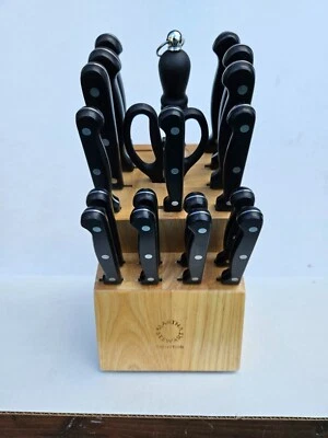 Juego de cubiertos negros de acero inoxidable colección Martha Stewart bloque de madera 19 piezas Foto 1 de 4