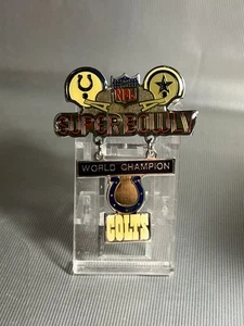 vintage NFL Football Super Bowl V / 5 Baltimore Colts vs Dallas Cowboys Pin - Picture 1 of 2