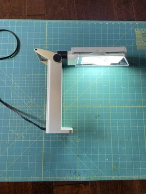 LÂMPADA DE MESA DOBRÁVEL VINTAGE OTT-LITE COR VERDADEIRA MODELO OTL-13TCG - Imagem 1 de 4