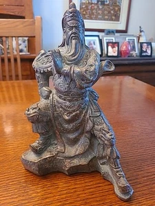 ESTATUA CHINA GUAN GONG/YU/YUN DRAGÓN GUERRERO TALLA DE RESINA - MARRÓN - 10" T - Imagen 1 de 9
