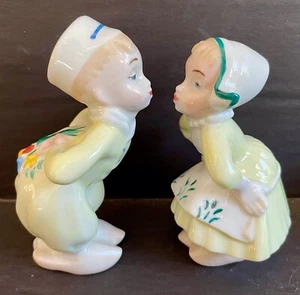 RARE Vintage Boehm Dutch Boy + Girl Kissing with Tulips Salt and Pepper Shakers. - Picture 1 of 11