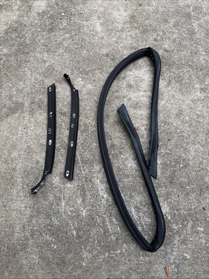 Оригинальная уплотнительная полоска для верхней части ветрового стекла 2000 Honda S2000 с отделкой No36 - Изображение 1 из 4