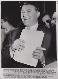 1958 Press Photo V-2 Rocket Expert Wernher Von Braun Smiles at US House Meeting - Picture 1 of 2