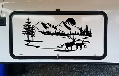 Calcomanía de vinilo Deer Family Mountain Scene | Gráficos para cámper autocaravana luna troquelada pegatina Foto 1 de 4