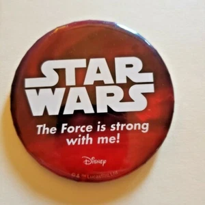 Pinback/botón publicitario Star Wars Disney "¡La fuerza es fuerte conmigo!"  - Imagen 1 de 2