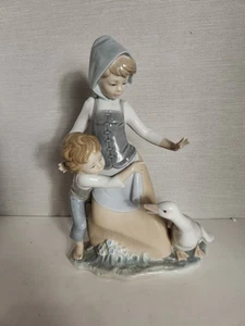 Lladro Avoiding the Goose #5033 Mädchen schützt Junge vor Gans 10" gebrochener Finger - Bild 1 von 13