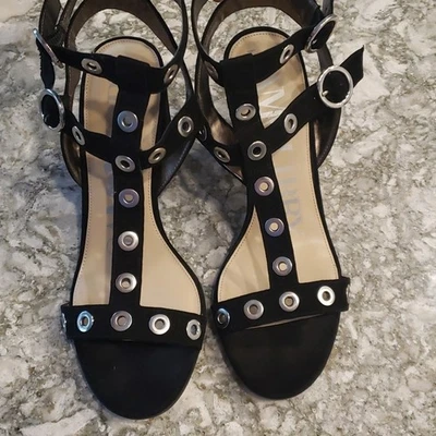 Tacones Sam & Libbey de gamuza negros con detalles ojal plateado. Foto 1 de 4