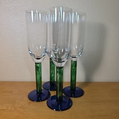 4 ТРЕХЦВЕТНЫЕ СТЕКЛЯННЫЕ ФЛЕЙТЫ ДЛЯ ШАМПАНСКОГО СИНЕЕ ОСНОВАНИЕ ЗЕЛЕНЫЙ СТЕРЖЕНЬ ПРОЗРАЧНАЯ ЧАША 8,5 ДЮЙМА 6 УНЦИЙ - Изображение 1 из 4