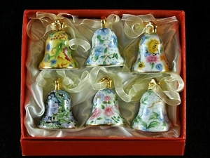 Vintage Twos Company Chintz Mini Bell Set Chintzware Caroline Mollie Ornament - Bild 1 von 10
