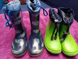 2 Paar Gummistiefel, Gr. 25 - einmal mit Fußball + Blinki, einmal in grün u. kür - Bild 1 von 5