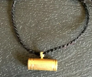 TAWEEZ TAVIZ TABIZ MEDAILLON AMULETT SCHUTZ TRAGEN UM DEN HALS NEU SCHWARZER FADEN - Bild 1 von 2