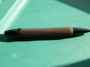 HANDGEFERTIGTER ATLASSTIFT EINGESCHALTET DREHMASCHINE DUNKLES HOLZ EINZIGARTIGES GESCHENK SCHÖN NEU - Bild 1 von 7