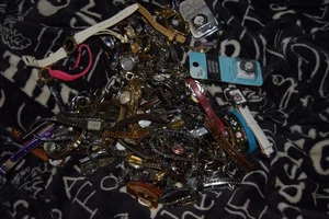 DAMEN Teile & Stücke defekter Uhren (nur Teile) 90 Uhrenteile Stück - Bild 1 von 5