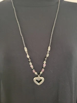 COOKIE LEE Collar Corazón Tono Plata, Correa Cuero Negro 30" Foto 1 de 4