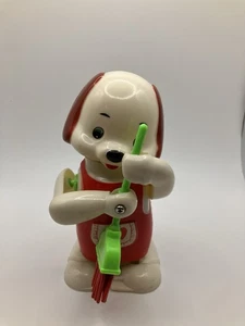 Figura de juguete vintage de cuerda con delantal de corazón para caminar y barrer perro - Imagen 1 de 6