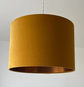 Pantalla de luz de tambor de cobre cepillado de terciopelo amarillo mostaza - Imagen 1 de 12