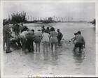 1941 Press Photo Fishermen In Nassau Bahamas Haul In A Net