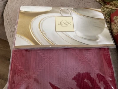 LENOX HOJA DE LAUREL ROJO MANTEL OVALADO 7O” X 86” OBLONGO - NUEVO Foto 1 de 4