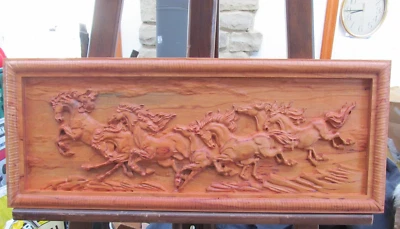 Mustangs, caballos, ponis, correr, madera, escultura, talla, baso relieve Foto 1 de 4