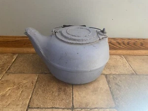 Antiguo humidificador de tetera de hierro fundido del siglo XIX con tapa giratoria adjunta sin limpiar - Imagen 1 de 12