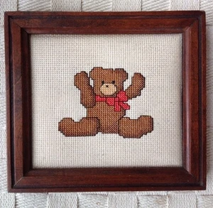 Oso de peluche hecho a mano con arco rojo punto de cruz enmarcado para niños bebé guardería arte artesanal - Imagen 1 de 9