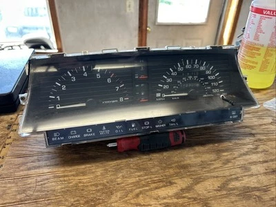 83 84 85 Mazda 626 Gauge Cluster 172K con tacómetro usado Foto 1 de 4