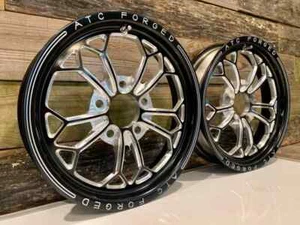 Ruedas de carreras de arrastre delanteras de 17" "ALTA GRADU" - corte en contraste negro - Juego de 2 - Imagen 1 de 2