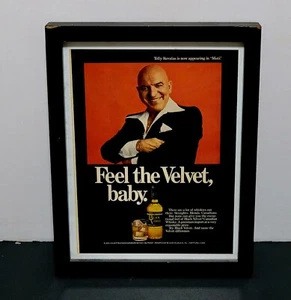 Whisky canadiense vintage de terciopelo negro Telly Savalas anuncio marco de madera negro 14"x10" - Imagen 1 de 4