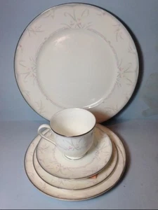Lenox Marianne Five Piece Place Setting(s) - Picture 1 of 4