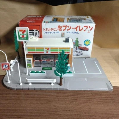 Tomica Town 7-Eleven convenience store TOMY Japan - Image 1 of 4