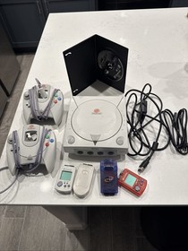 Sega Dreamcast Console HKT-3020 BUNDLE w 2 Controllers, 4 Memory Cards, NFL 2k2