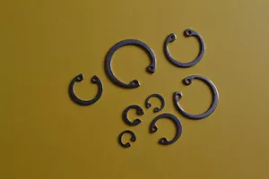 Acciaio Inox Anelli Seeger Interni Circlip Vari Taglie 8mm - 25mm Confezione 8 - Foto 1 di 3