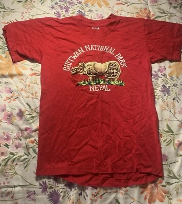 Camiseta Chitwan Parque Nacional Nepal Roja Bordada Rinoceronte XS Muy Rara Foto 1 de 3