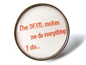 THE DEVIL MAKES ME DO EVERYTHING I DO PIN BADGE HUMOUR JOKE FUN NOVELTY GIFT - Bild 1 von 7