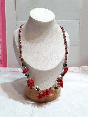 Collana Vintage In Ematite E Scaglie Di Corallo - Immagine 1 di 4