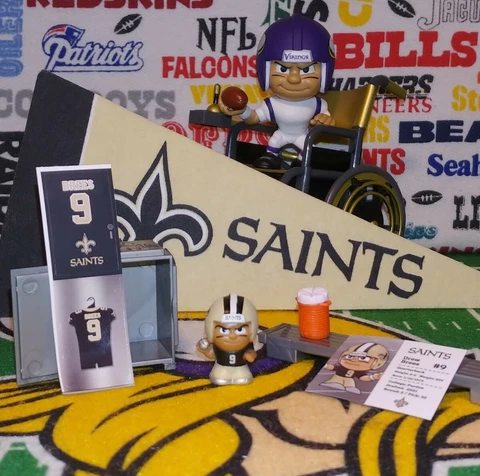 2020 NFL Silver Series 9 Teenymates N.O. Saints QB Drew Brees figure & locker Cover