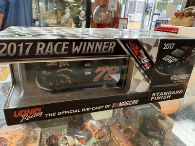 Martin Truex Jr 2017 Kentucky Win versión de carrera 1/24 acción NASCAR DIECAST Foto 1 de 4