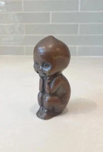 Antigua muñeca Kewpie de bronce macizo pensador figura coche mascota capucha adorno 1912-25 - Imagen 1 de 9