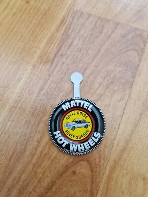 Vintage Hot Wheels Redline Rolls Royce Argento Ombra Auto Lamiera Spilla Bottone - Immagine 1 di 2