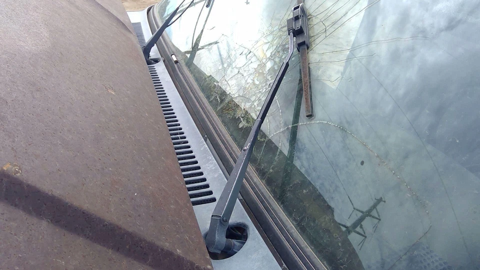 1985 86 Gmc Sierra K10 1500 Driver Left Windshield Wiper Arm Oem Blade 22111206 - Image 1 of 4