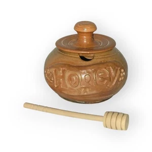 Tarro de cerámica vintage para olla de miel con tapa y palo de cucharón, abeja grabada en el lado - Imagen 1 de 20