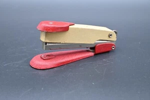 Grapadora vintage años 60-70 roja y amarilla Arrow Fastener Co. decoración de oficina retro - Imagen 1 de 9