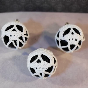 Adornos de Halloween - Envueltos con ganchillo hecho a mano - Calaveras blancas sobre negro - Imagen 1 de 6