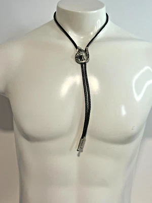 Bolo Tie Western Cabeza de Caballo Herradura Tono Plateado Envío Rápido Clásico y Elegante Foto 1 de 3
